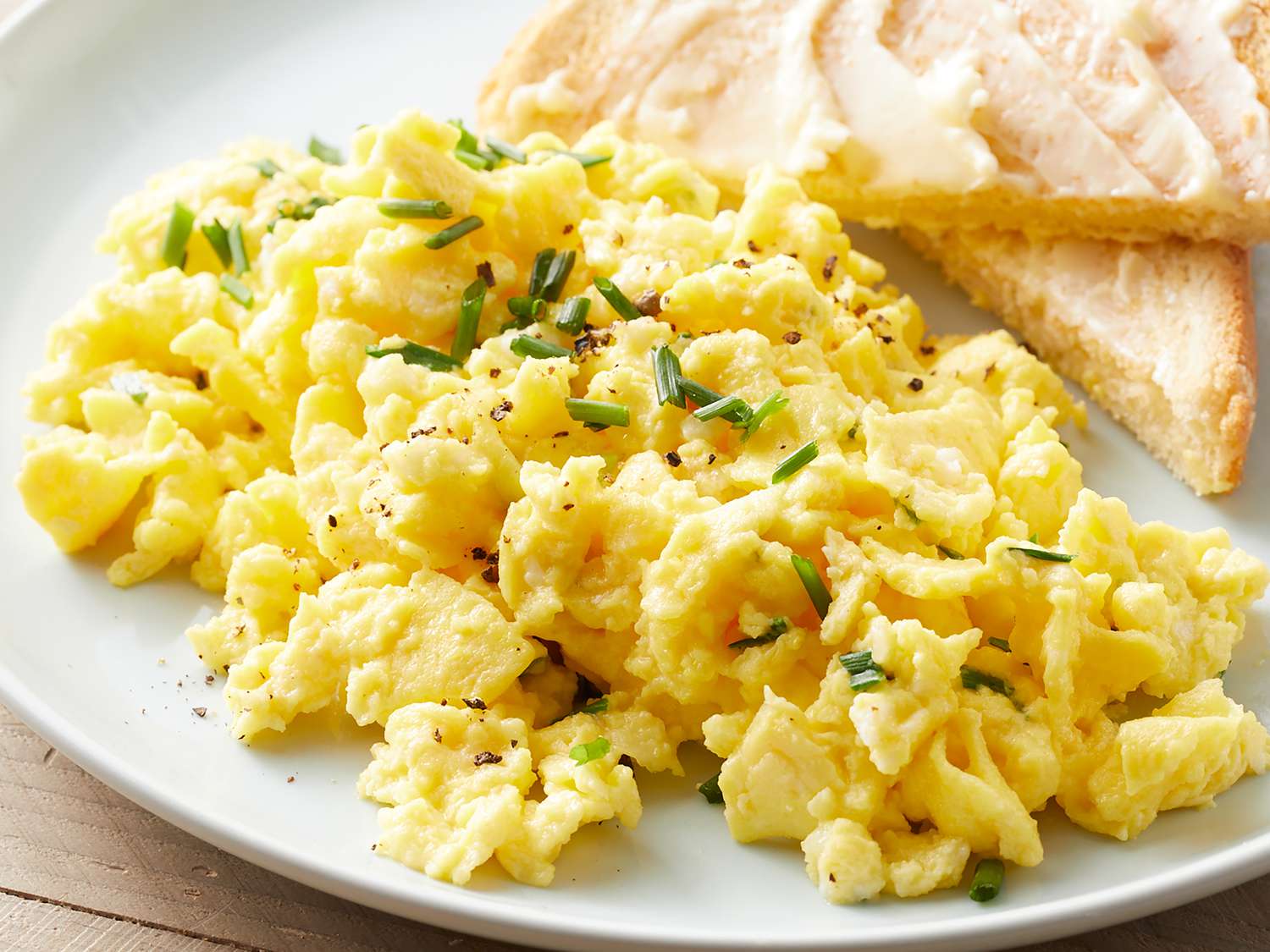 Scrambled eggs with toast